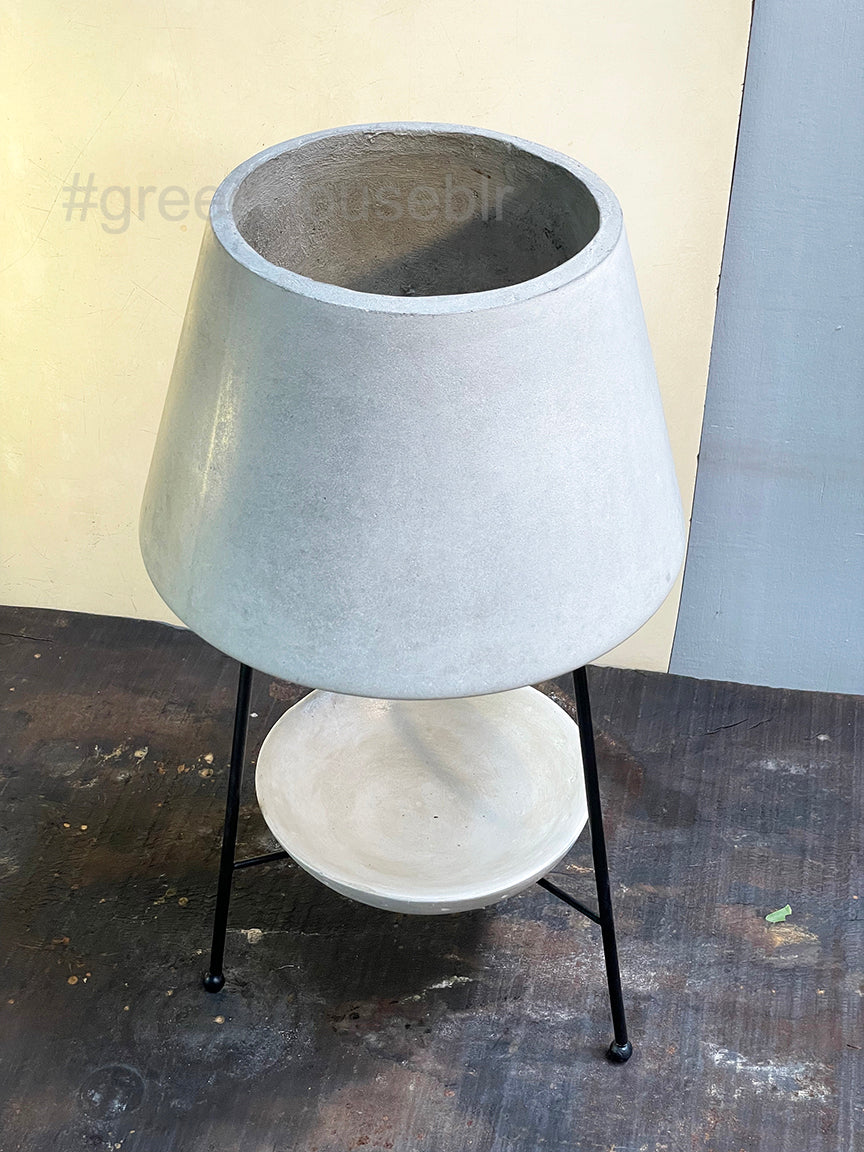 Lucca Concrete Pot With Stand