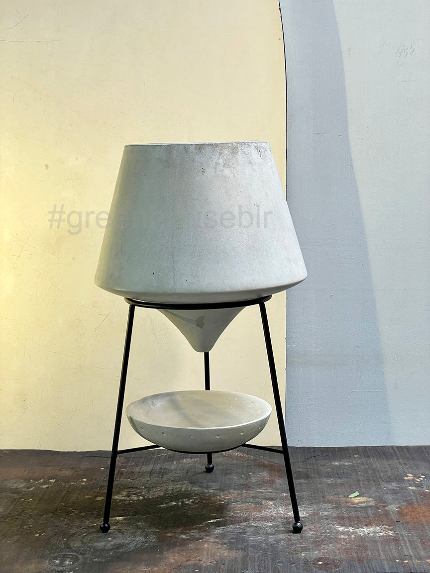 Lucca Concrete Pot With Stand